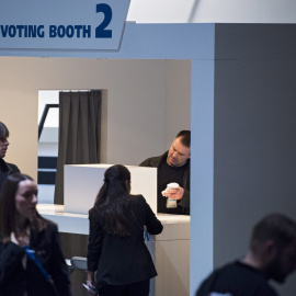 Un operario limpia una cabina de votación durante la celebración del Congreso Extraordinario de la FIFA en el Hallenstadion de Zúrich (Suiza) hoy, 26 de febrero de 2016.- EFE