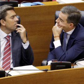 El exvicepresidente Rambla y el exportavoz del grupo popular Ricrado Costa, en una sesión de Les Corts en 2009. / EFE