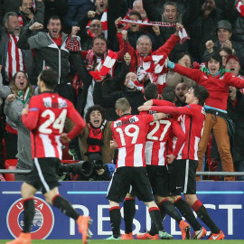 Los jugadores del Athletic celebran su gol al Olympique de Marsella. EFE/LUIS TEJIDO