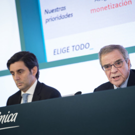 El presidente de Telefónica, César Alierta (d), junto al consejero delegado, José María Álvarez-Pallete (i), durante la presentación de los resultados obtenidos en 2015 por la compañía. EFE/Luca Piergiovanni