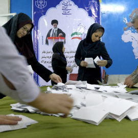 Los funcionarios iraníes comienzan el recuento de las papeletas tras las elecciones parlamentarias. REUTERS/Raheb Homavandi