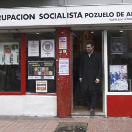 El secretario general del PSOE, Pedro Sánchez, sale de la Agrupación Socialista de Pozuelo de Alarcón, tras despositar su voto en la consulta a los militantes socialistas sobre el acuerdo firmado con Ciudadanos para intentar formar gobierno