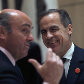 El ministro de Economía en funciones, Luis de Guindos, conversa con el gobernador del Banco de Inglaterra, Mark Carney, durante la reunión del G-20, en Shanghai. REUTERS/Aly Song