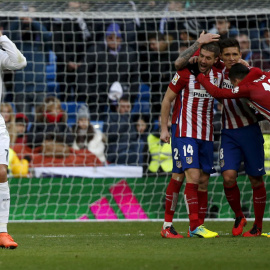 Los jugadores del Atlético celebran la victoria contra el Madrid con Cristiano al lado cabizbajo. REUTERS/Sergio Pérez