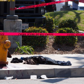Vista de las pertenencias de un manifestante que quedaron tendidas en una calle luego de un enfrentamiento entre miembros del Ku Klux Klan y activistas en Anaheim, California (Estados Unidos) hoy, sábado 27 de febrero de 2016. Un evento org