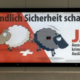 Imagen de la campaña de la derecha populista en Suiza para expulsar a inmigrantes delincuentes. REUTERS