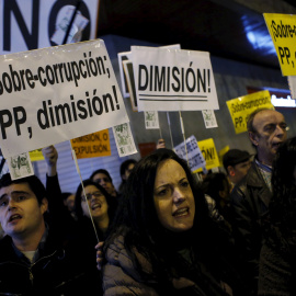 Manifestantes protestando contra la corrupción en el PP, en una concentración frente a la sede nacional del partido, en la madrileña calle de Génova, en  febrero de 2014. REUTERS/Susana Vera