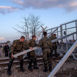 Polcías macedonios cierran la puerta abierta para los trenes internacionales, en la frontera con Grecia, cerca de la localidad macedonia de Gevgelija
