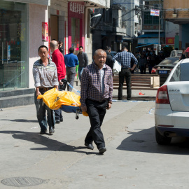 Dos hombres trasladan a uno de los niños heridos. - REUTERS