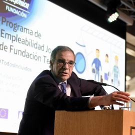El presidente de Telefónica, César Alierta, durante la presentación hoy de las nuevas "Lanzaderas de empleo" de la Fundación Telefónica. EFE/Fernando Villar