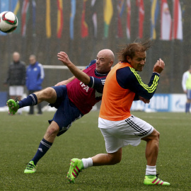 Presidente Gianni Infantino desafía ex jugador de fútbol de España Michel Salgado durante un partido de fútbol amistoso en la sede de la FIFA en Zúrich. REUTERS