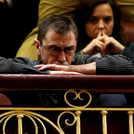 El cofundador de Podemos Juan Carlos Monedero durante la primera jornada de la sesión de investidura del secretario general del PSOE, Pedro Sánchez, esta tarde en el Congreso de los Diputados. EFE/J. J. Guillén