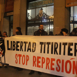 Pancarta en apoyo a los titiriteros encarcelados durante cinco días, en una concentración en el centro de Madrid.