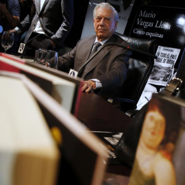 El escritor peruano Mario Vargas Llosa durante la presentación de su última novela, 'Cinco Esquinas', un descarnado retrato del Perú de Fujimori, que es también un apasionado alegato a favor de la libertad de prensa. EFE/Sergio Barrenechea