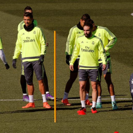 Zidane junto a varios jugadores del Real Madrid en el entrenamiento de esta martes. /EFE