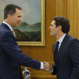 Albert Rivera saluda a Felipe VI en el marco de la ronda de contactos que el rey mantuvo con todos los partidos políticos antes de proponer a Pedro Sánchez como candidato a la investidura. Archivo EFE