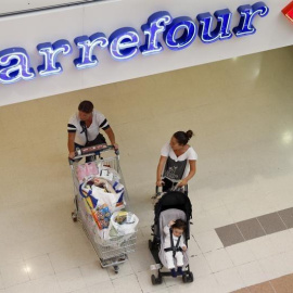 Una pareja sale de realizar sus compras en un hipermercado de Carrefour cerca de París. REUTERS/CHARLES PLATIAU