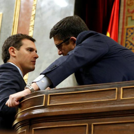 El líder de Ciudadanos, Albert Rivera (i), conversa con el presidente del Congreso, Patxi López (d), al inicio de la segunda jornada del debate de investidura del líder del PSOE, Pedro Sánchez. EFE/Zipi