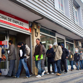 Decenas de personas hacen cola en una de las oficinas de empleo de la Comunidad de Madrid. EFE