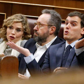 El presidente de Ciudadanos, Albert Rivera (d), junto a los diputados de su formación Marta Martín y Juan Carlos Girauta (c), en su escaño durante la segunda jornada del debate de investidura del secretario general del PSOE, Pedro Sánchez. 