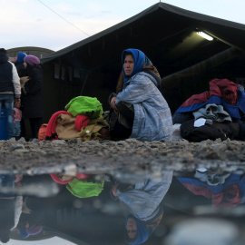 Migrantes y refugiados esperan para continuar su viaje en tren a Europa occidental en un campo de refugiados en Croacia. REUTERS/Darrin Zammit Lupi