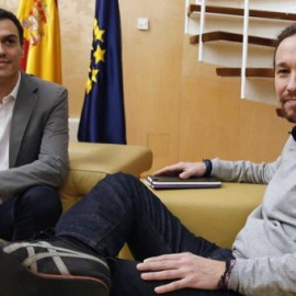El líder del PSOE, Pedro Sánchez, en una reunión con el secretario general de Podemos, Pablo Iglesias. EFE