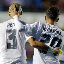 El delantero del Real Madrid Borja Mayoral celebra con su compañero Pepe el gol marcado ante el Levante. /EFE
