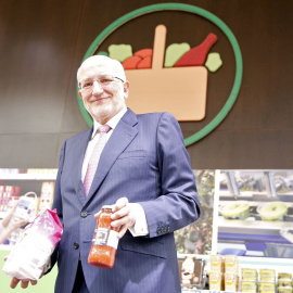 El presidente de Mercadona, Juan Roig, muestra algunos productos a los fotógrafos y cámaras tras la presentación de los datos económicos de la compañía correspondientes a 2015 y las previsiones para este año. EFE