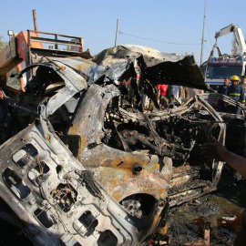 El suicida hizo explosionar un camión bomba contra un control de seguridad y ha provocado al menos 50 muertos y 70 heridos. EFE/EPA/KHIDER ABBAS