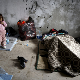 Una niña afgana, que vive junto a su familia en una casa abandonada de la isla griega de Chios. - REUTERS
