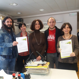 Baltasar Picornell de Podem Illes Balears, Sílvia Cano de Psib, Patrícia Font de Més per Menorca, Guillem Amengual de Mallorca Sense Sang y Margalida Capellà de Més per Mallorca, en el momento de registrar la ley.