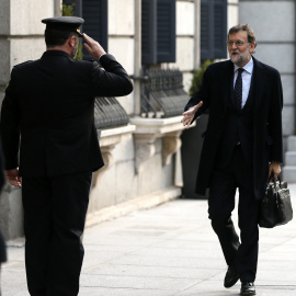 El presidente del Gobierno en funciones, Mariano Rajoy, llega al Congreso de los Diputados. EFE/JuanJo Martín