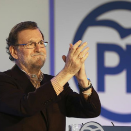 El presidente del PP y del Gobierno en funciones, Mariano Rajoy, durante su intervención en la clausura de un acto con alcaldes y afiliados del partido en Salamanca./ EFE
