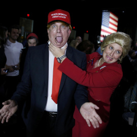 Partidarios de la candidata demócrata Hillary Clinton parodian a ambos políticos durante la manifestación del 'supermartes'. REUTERS