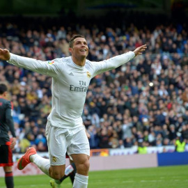 El delantero portugués del Real Madrid Cristiano Ronaldo celebra el cuarto gol que ha marcado frente al Celta de Vigo, el quinto del equipo, durante el partido de la vigésima octava jornada de la Liga de Primera División que se juega hoy en