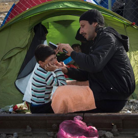 Unos refugiados esperan al norte de Grecia entrar en Macedonia.- EFE