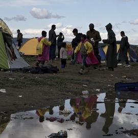 Vista general del campamento de refugiados de Idomeni, norte de Grecia, hoy 4 de marzo de 2016, donde miles de refugiados e inmigrantes esperan recibir un permiso para cruzar la frontera entre Grecia y Macedonia. EFE/Simela Pantzartzi