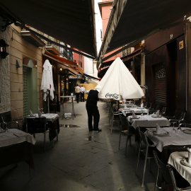 Un camarero prepara las mesas en la terraza de un bar en el centro de Sevilla. REUTERS