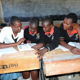 Cuatro alumnas asisten a clase en un colegio en Kenia./REUTERS/Hezron Ochiel