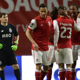 Casillas, brazos en jarra, tras uno de los goles del Sporting de Braga./AFP