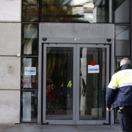 Agentes de la Policía Nacional registran dependencias del Ayuntamiento de Getafe, así como varios domicilios sociales y particulares de Madrid, por orden del magistrado del Juzgado de Primera Instancia e Instrucción número 4 de Getafe, que 