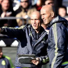 David Bettoni junto a Zinedine Zidane en un entrenamiento del Real Madrid en enero. /AFP