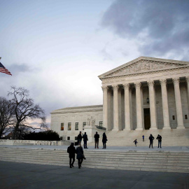 Varias personas bajan las escaleras del edificio del Tribunal Supremo en el Capitolio en Washington D.C REUTERS