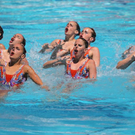 El combinado español de natación sincronizada, durante su ejercicio en el preolímpico. EFE/GUSTAVO OLIVEIRA