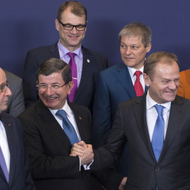 El primer ministro de Turquía, Ahmet Davutoglu, posa con líderes de la Unión Europea durante una cumbre entre UE y Turquía en Bruselas. REUTERS