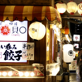 Un viandante pasa junto a unos bares típicos japoneses en el barrio comercial de Tokio. REUTERS/Yuya Shino