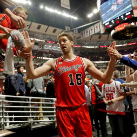 Gasol festeja con los aficionados la victoria de los Bulls contra los Bucks. /EFE