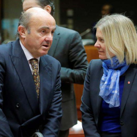 Luis de Guindos conversa con la ministra sueca de Finanzas, Magdalena Andersson, antes del comienzo de la reunión de ministros de Finanzas de la Unión Europea. / OLIVIER HOSLET ( EFE)