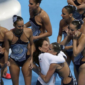 La seleccionadora Esther Jaumà con el equipo nacional del natación sincronizada. /EFE