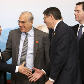 El secretario general de la OCDE, Ángel Gurría, conversa con el presidente del Banco Asiático de Inversion en Infraestructura, Jin Liqun, el secretario del Tesoro de EEUU, y el del Reino Unido, britanico George Osborne, en la reciente cumbr